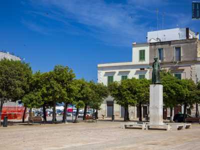 Torniamo in piazza XX Settembre e ci dirigiamo verso est: superata la statua di �Do�a Flor�, musa ispiratrice di Van Westerhout...